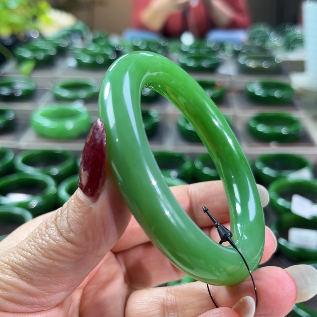 未镶嵌手镯和田玉（碧玉）半**?