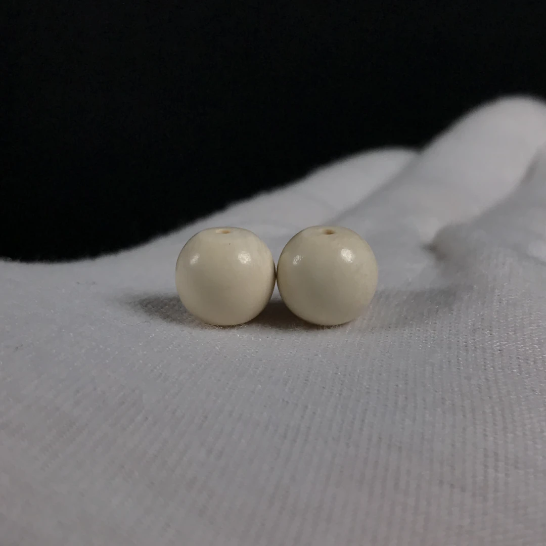 B12208 只做天然猛犸牙    直切圆珠一对 约直径10mm