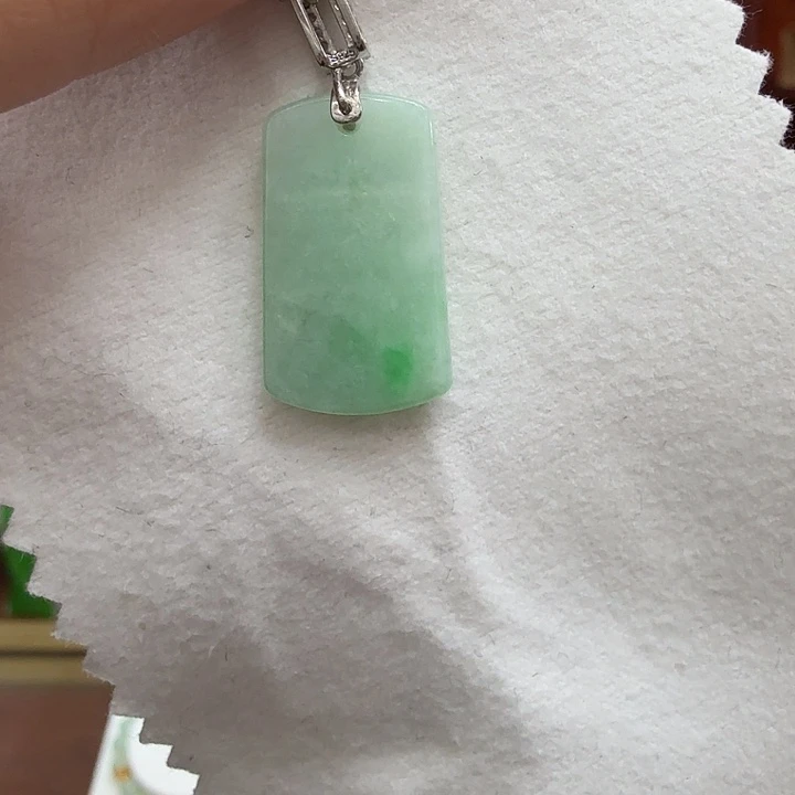 翡翠银S925镶嵌颈饰果绿无事牌