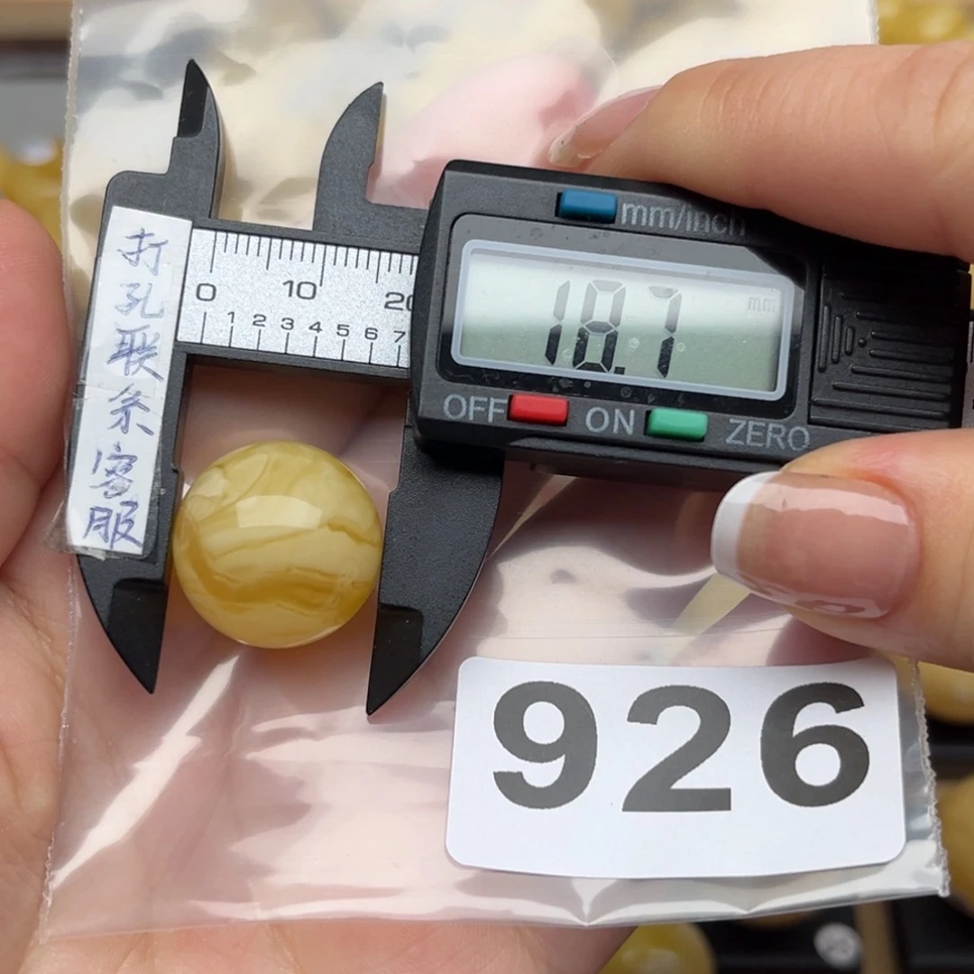 蜜蜡裸石未镶嵌奥**。蜜蜡