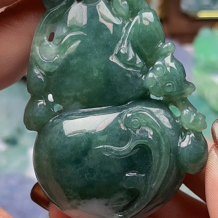 翡翠未镶嵌颈饰挂件