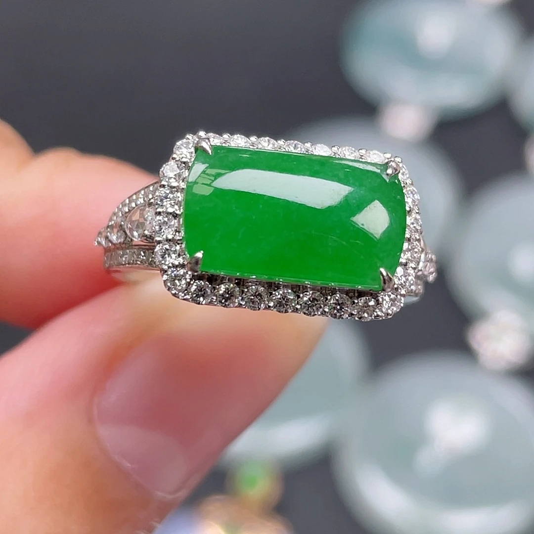 翡翠18K金镶嵌戒指绿马鞍