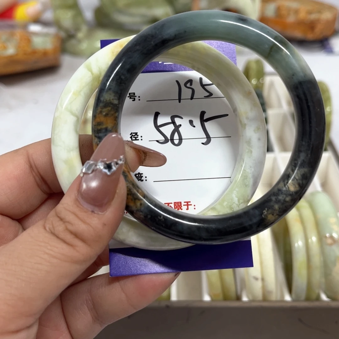 蛇纹石玉手镯未镶嵌