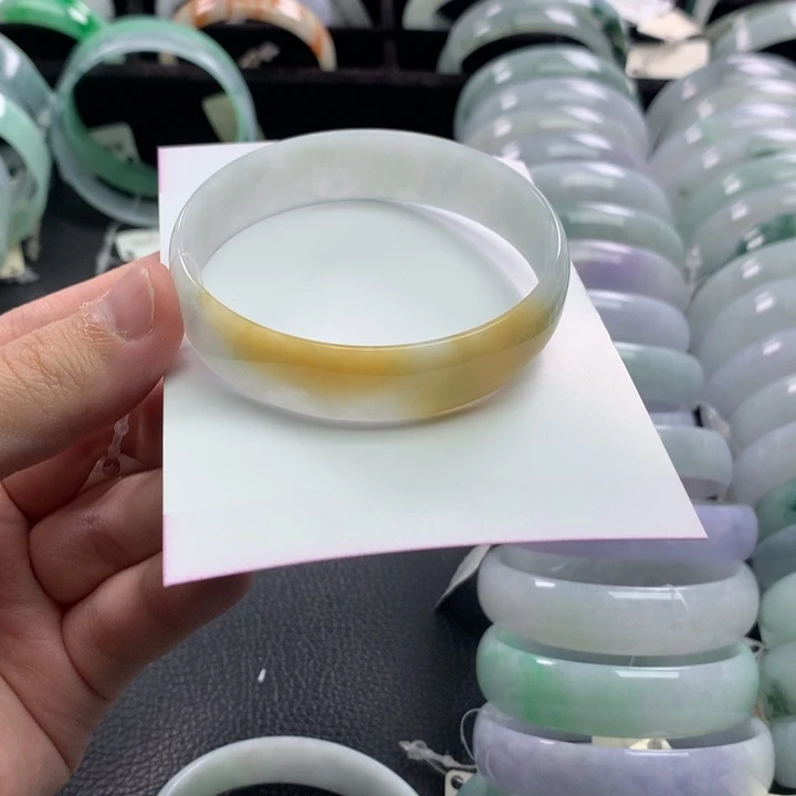 翡翠未镶嵌手镯公主