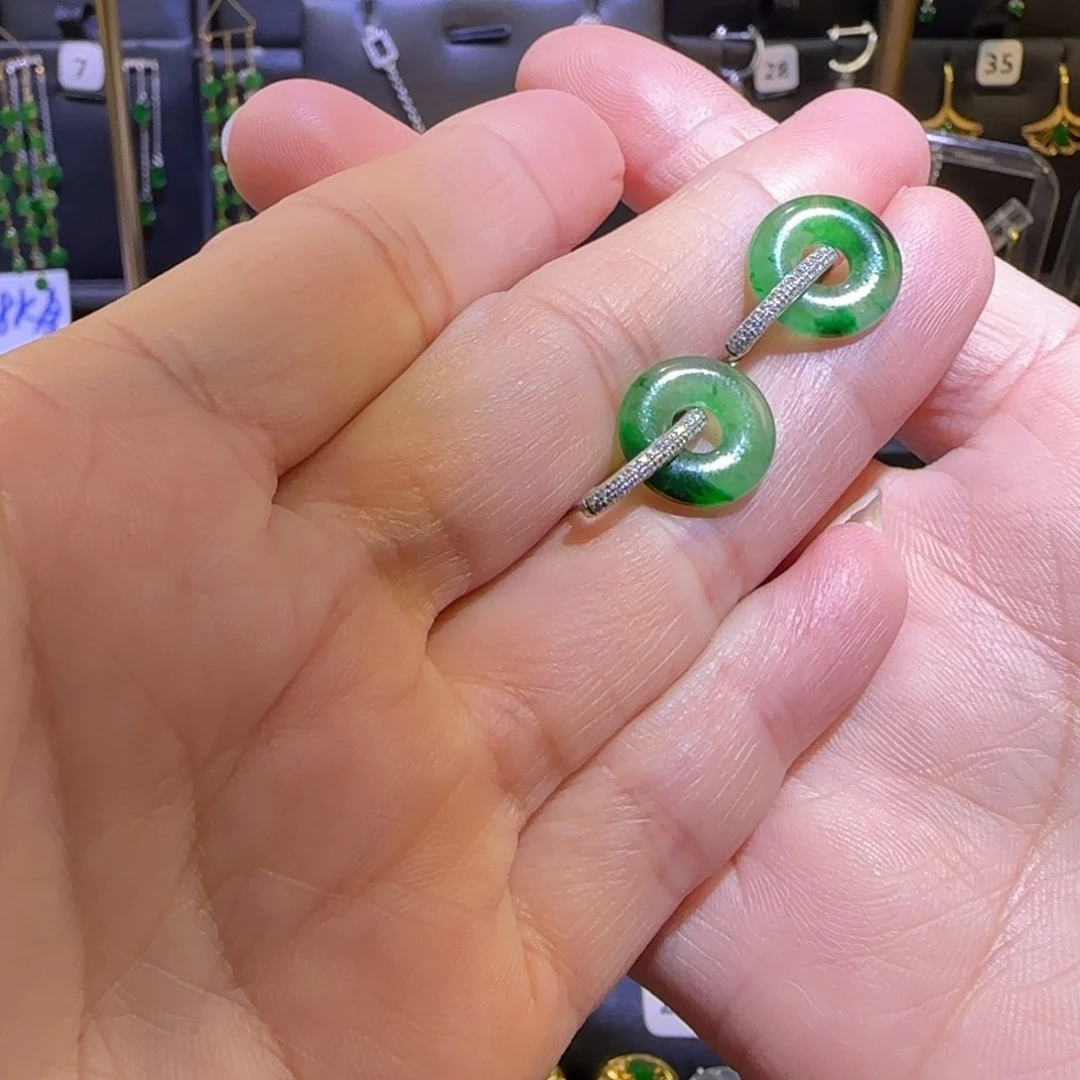 颈饰18K金镶嵌翡翠耳环