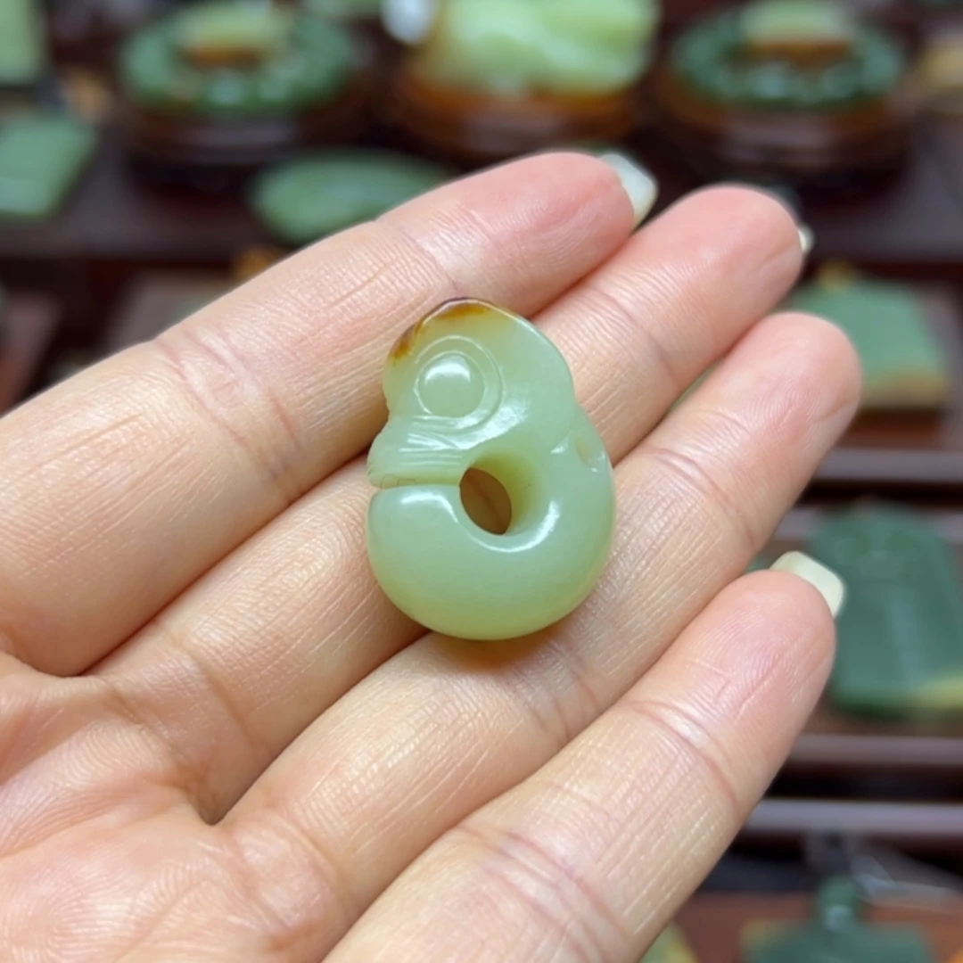 【闪购商品】颈饰未镶嵌岫岩河磨玉（透闪石质玉）玉猪龙