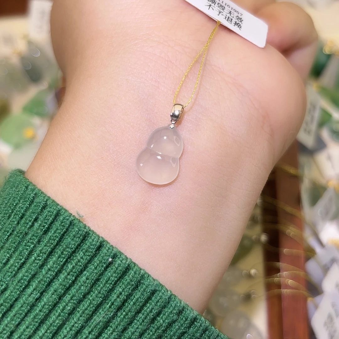 翡翠18K金镶嵌颈饰葫芦