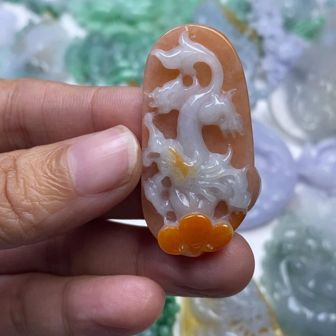 颈饰未镶嵌翡翠中*虎翡翠