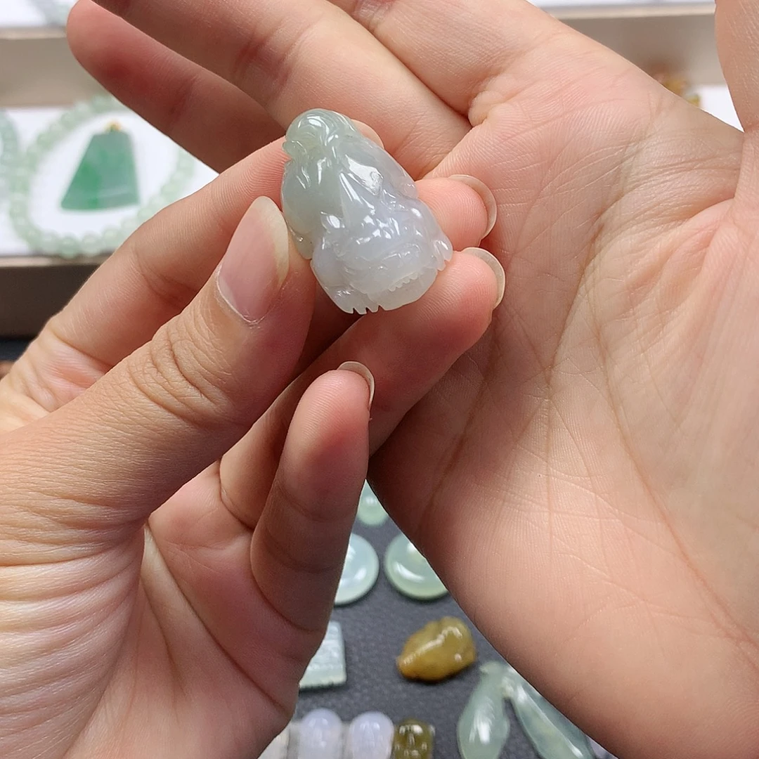 翡翠未镶嵌颈饰貔貅