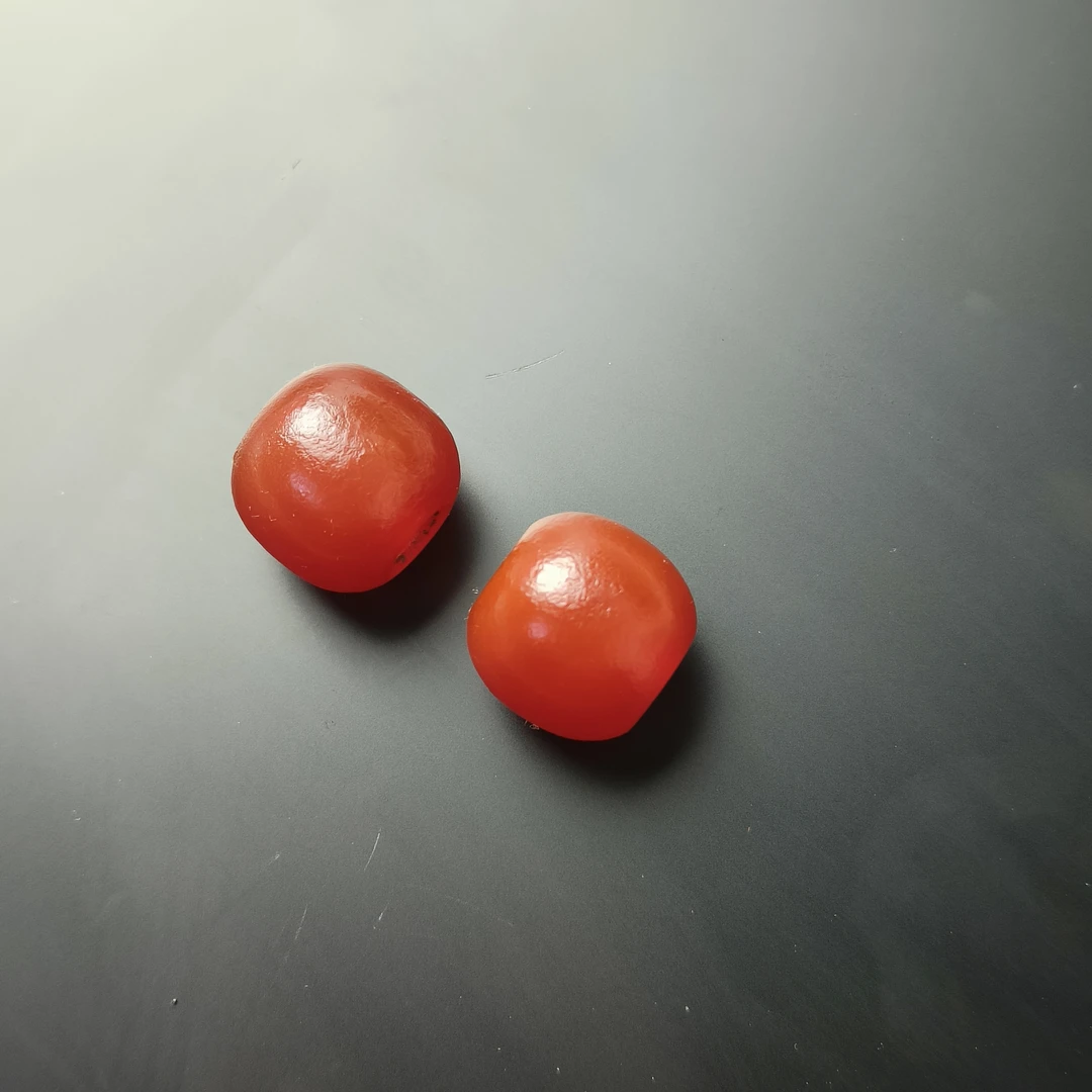 旧藏玛瑙苹果珠2颗，风化纹包浆醇厚，颜色漂亮卡14-15左右