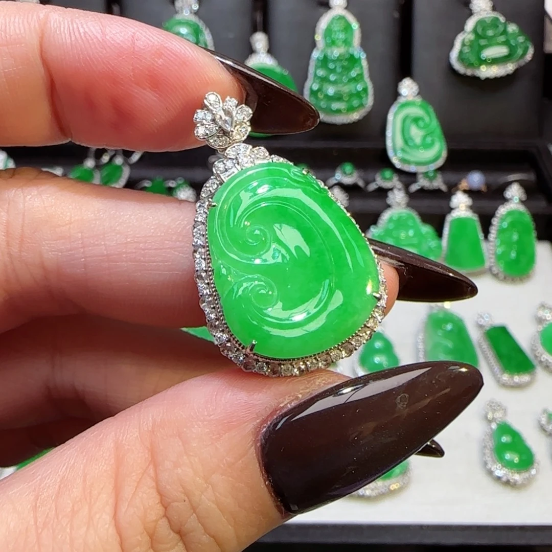 翡翠18K金镶嵌颈饰如意