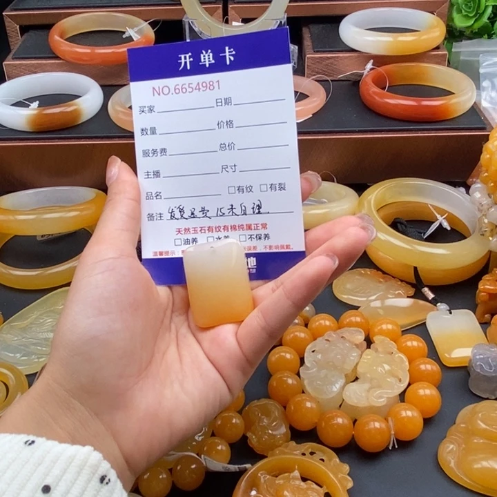 石英质玉（黄龙玉）未镶嵌颈饰54981