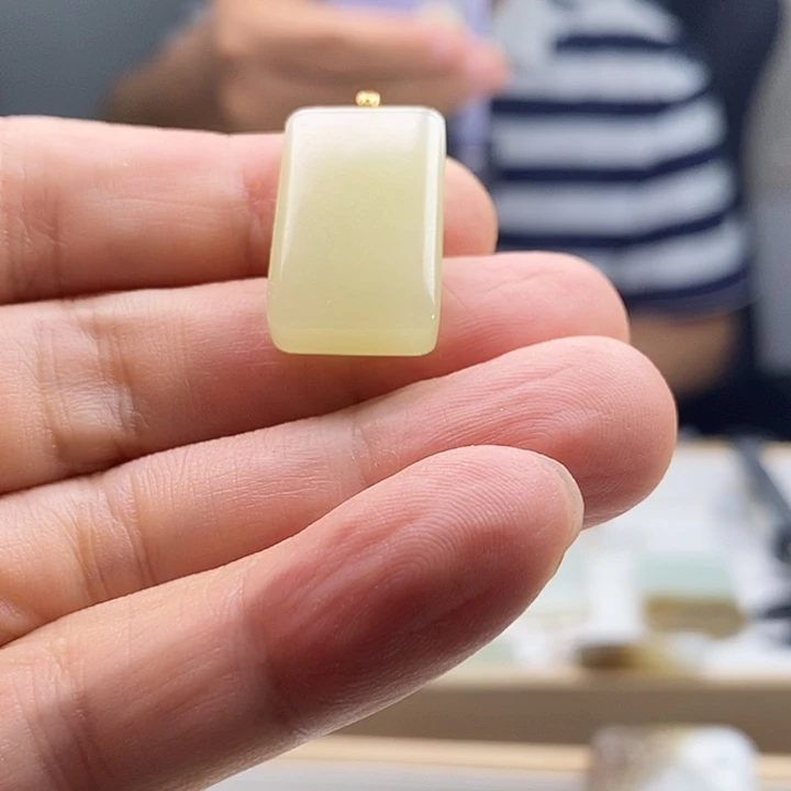 颈饰18K金镶嵌和田玉