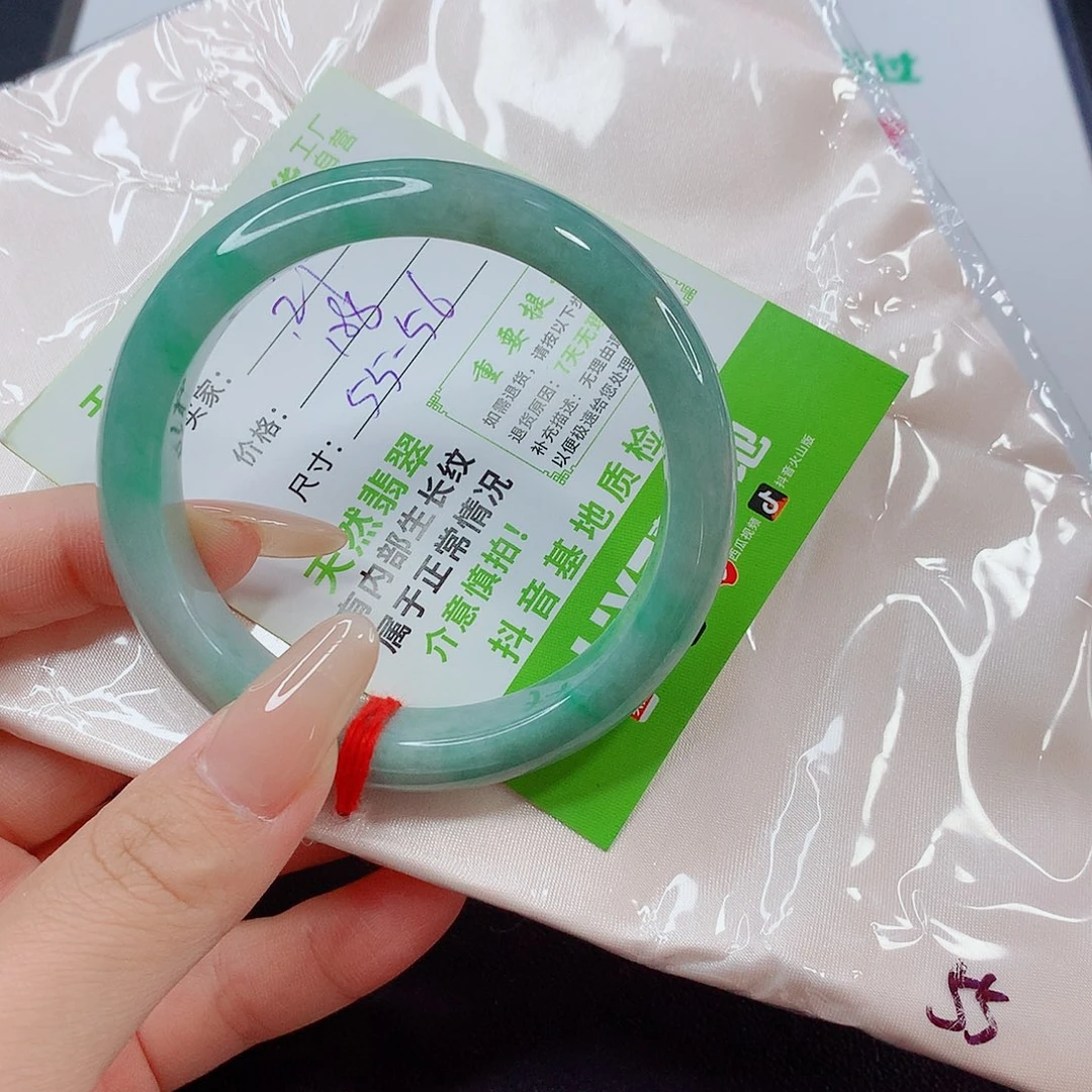 翡翠手镯未镶嵌翡翠