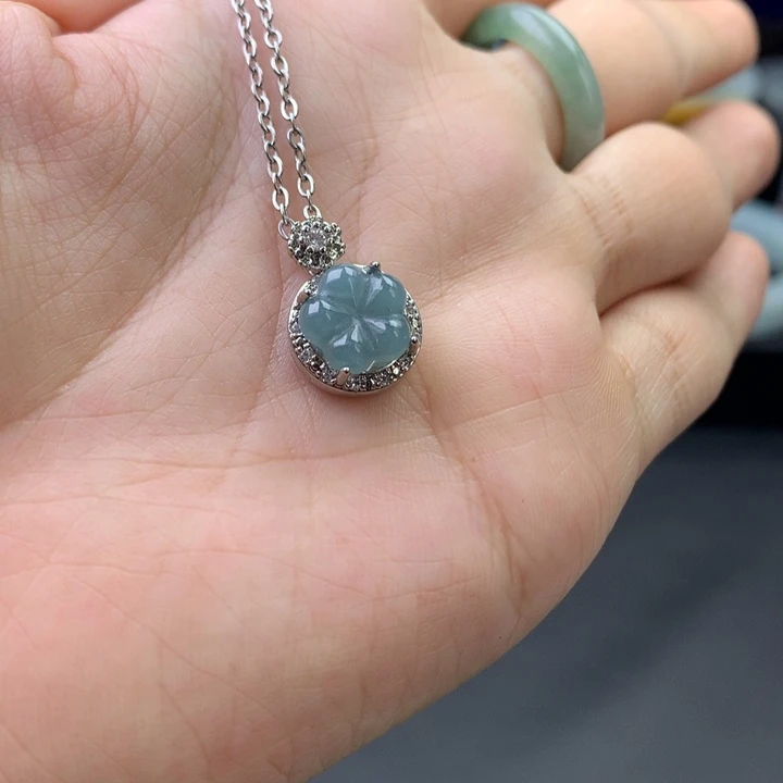 翡翠颈饰未镶嵌小花