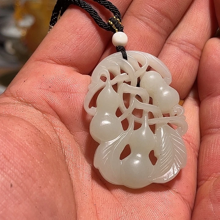 吃***威和田玉未镶嵌颈饰