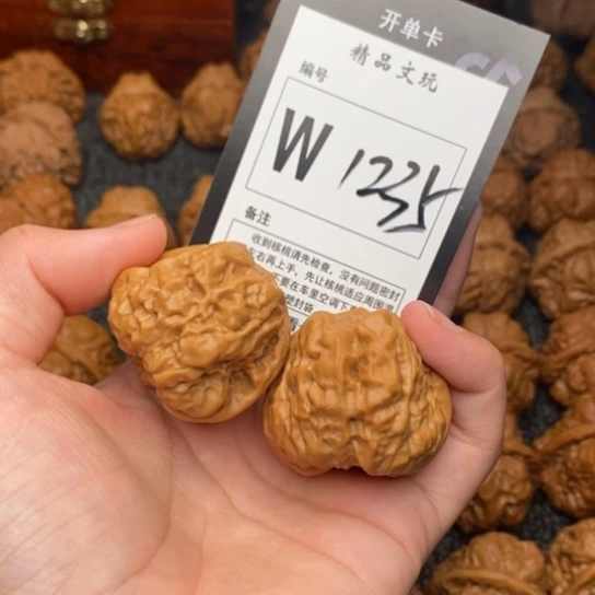 吊坠桃核D****。我是第一百37