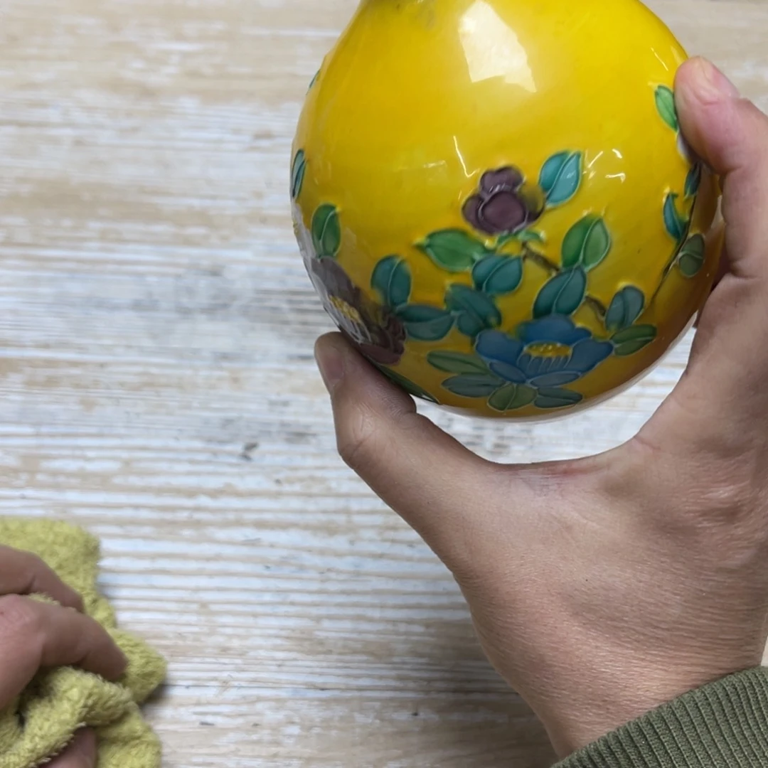 瓷片溺**鱼密密麻麻地排列着一个