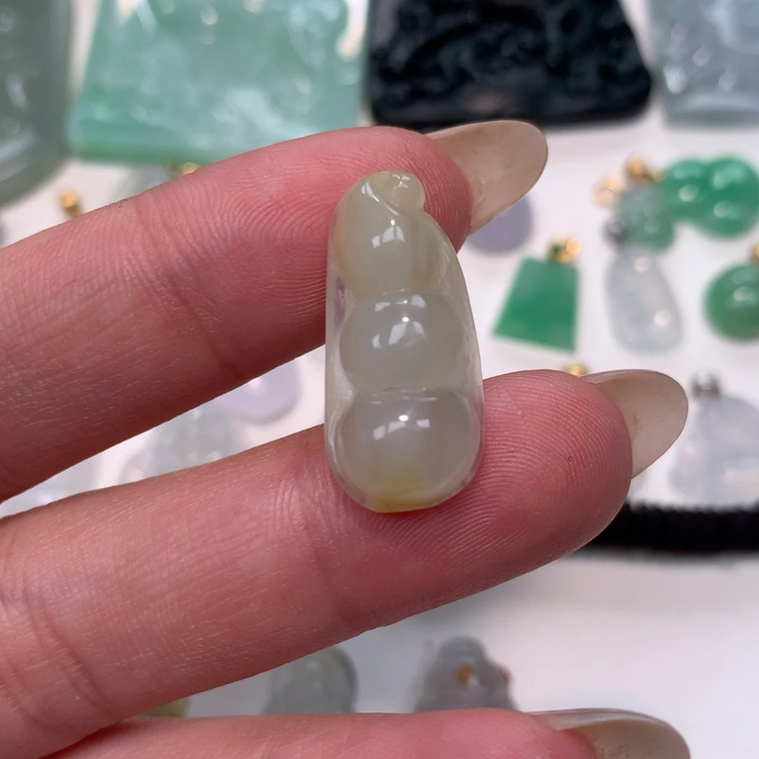 翡翠足银镶嵌颈饰福豆