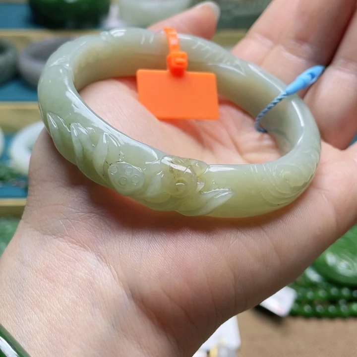 和田玉手镯61+圈口。编号114贵妃镯未镶嵌