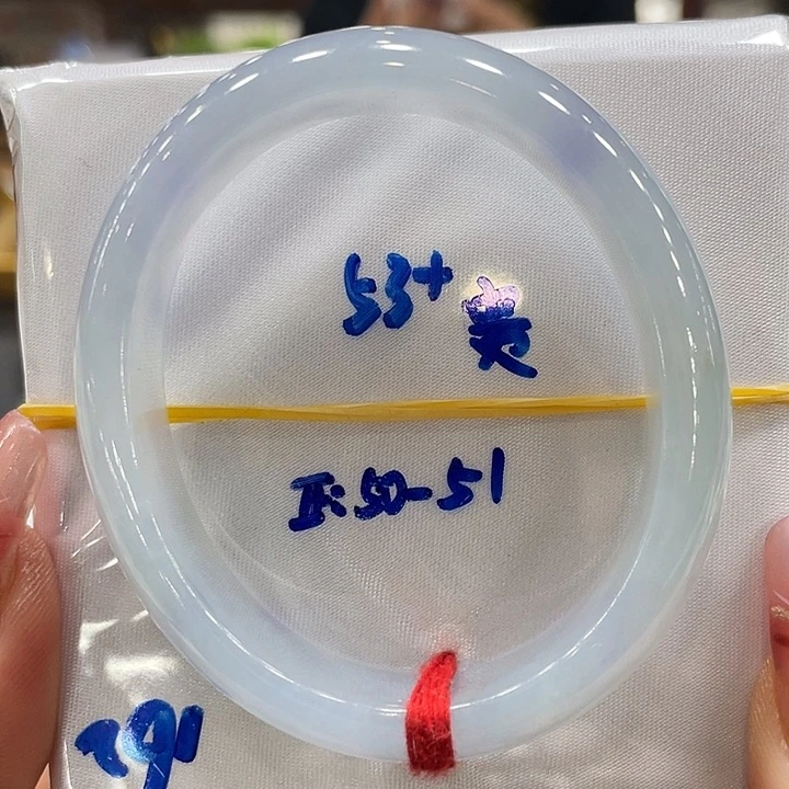 翡翠手镯未镶嵌翡翠手镯