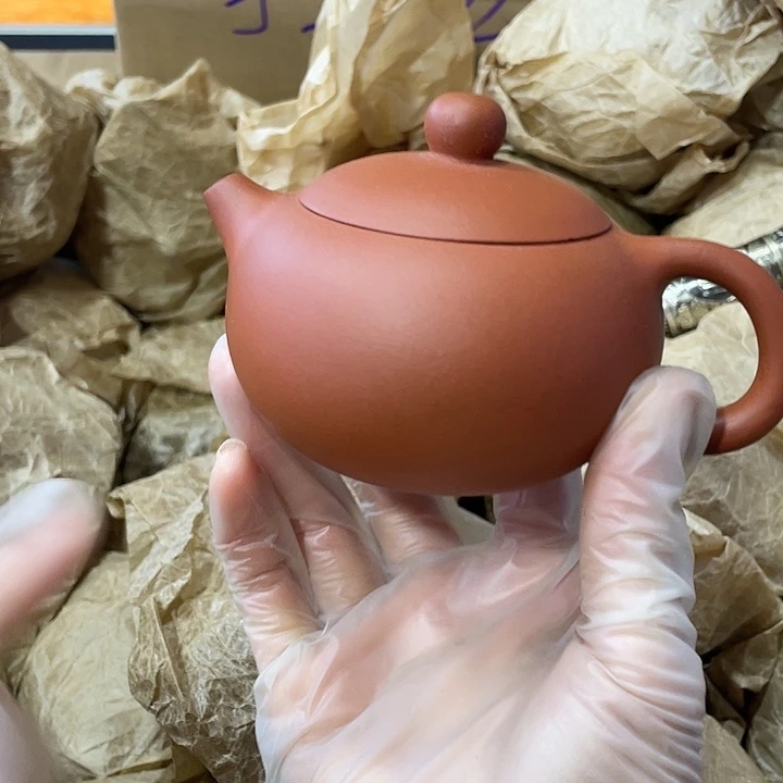 茶壶紫砂矿泥料手工制作的一把紫砂壶。