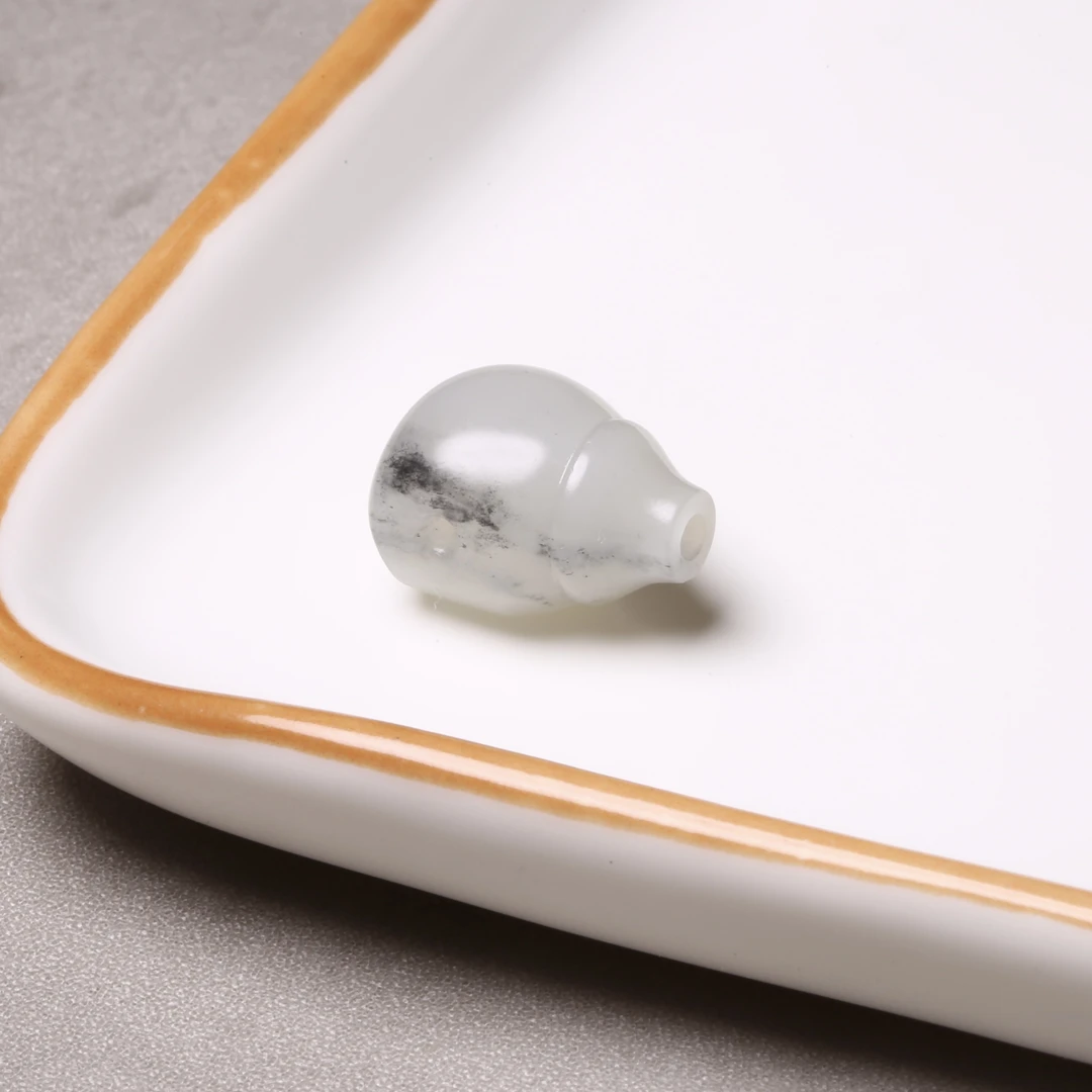 新疆和田玉青花三通黑白分明苏工三通带皮三通