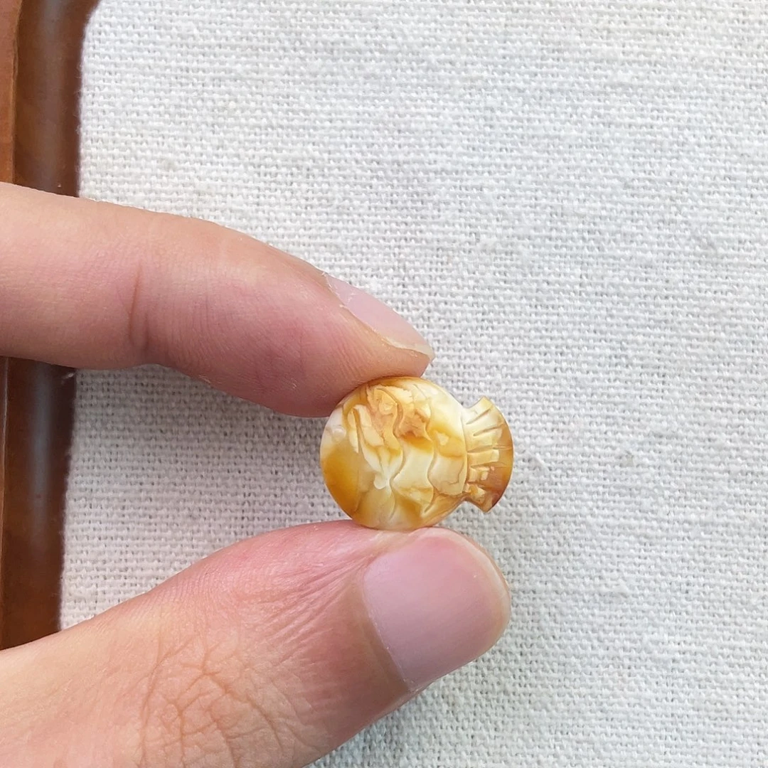 裸石琥珀未镶嵌小鱼妖花