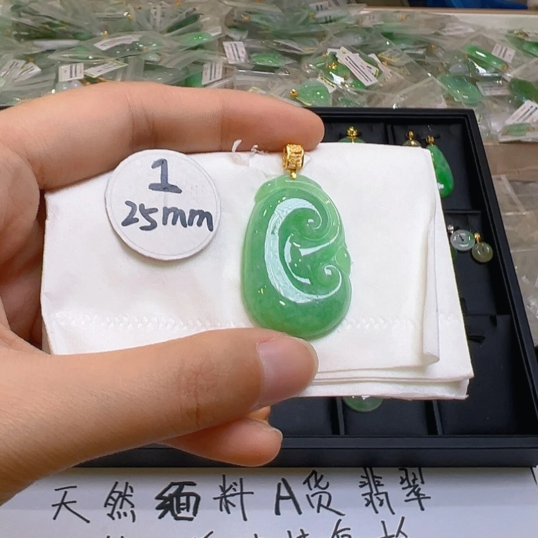 翡翠颈饰18K金镶嵌翡翠