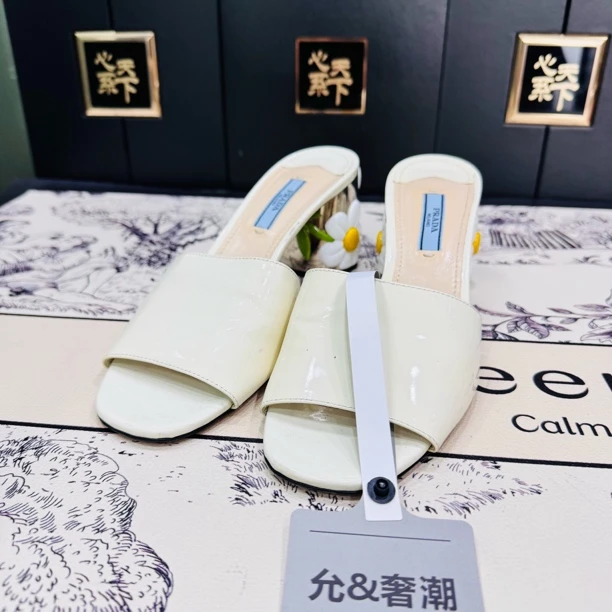 95新 Prada/普拉达 秀款漆皮粗跟向阳花拖鞋37.5码ysc0756