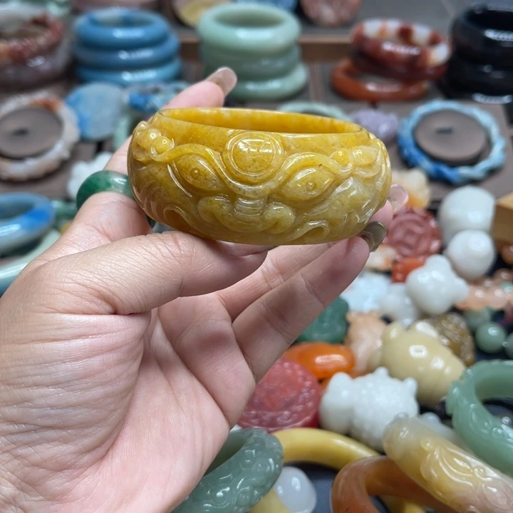 苏***月石英质玉（黄龙玉）合金颈饰