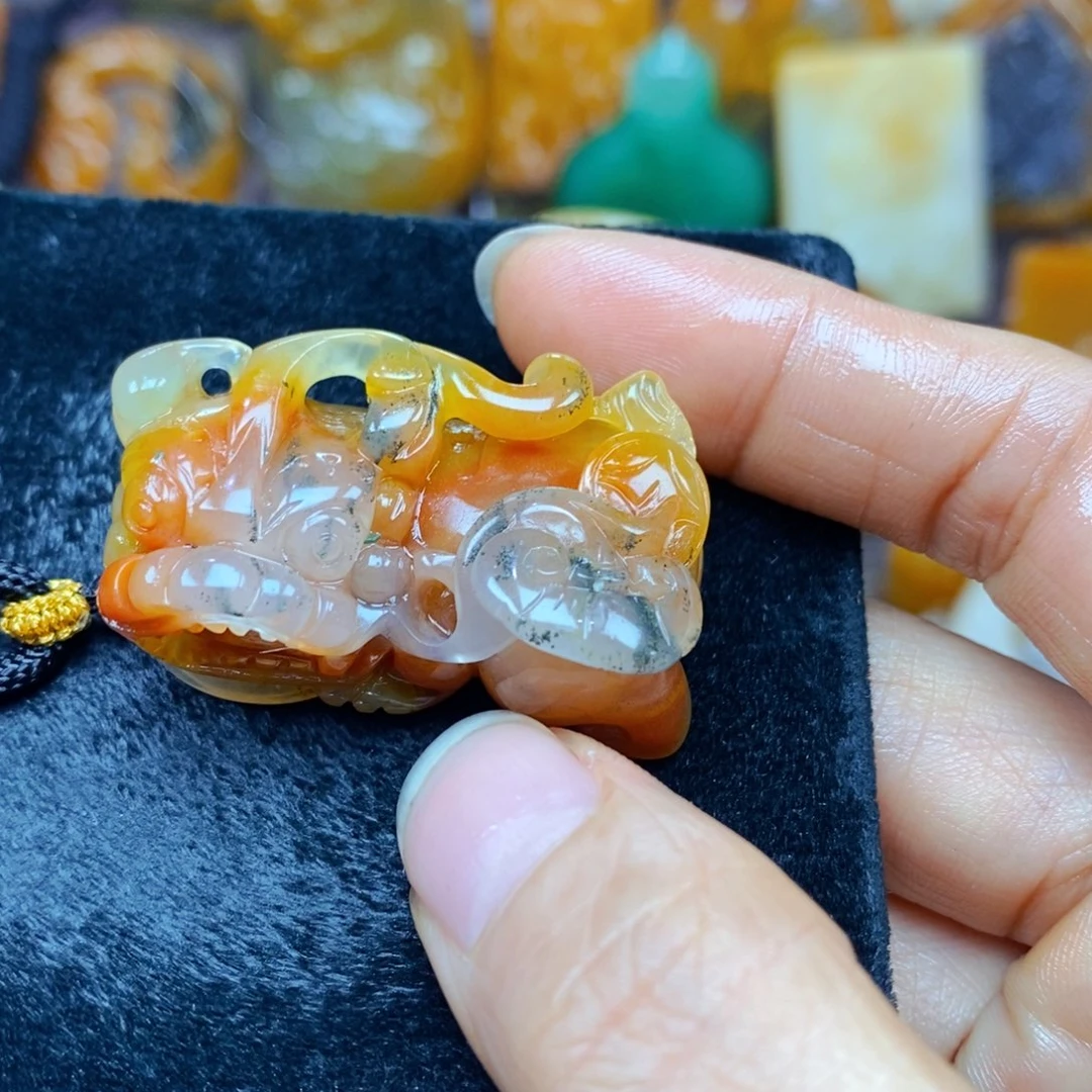 未镶嵌石英质玉（黄龙玉）颈饰