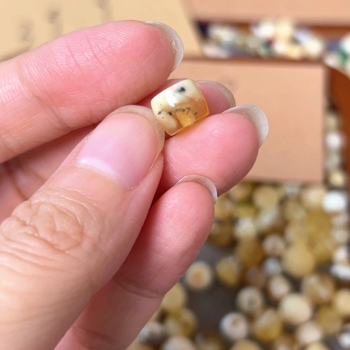 未镶嵌蜜蜡裸石8.5mm一个