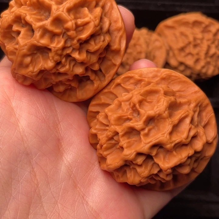 文玩核桃把件秦岭野生文玩核桃