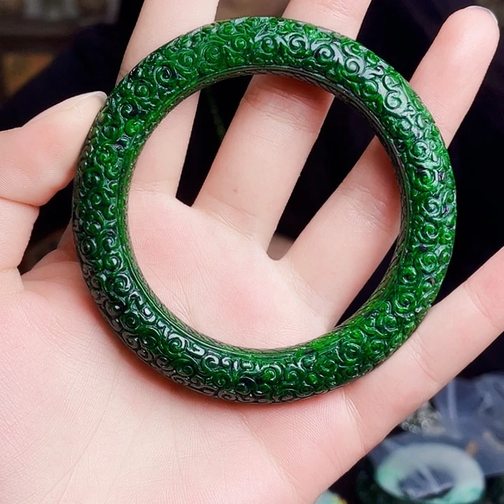 翡翠未镶嵌颈饰多样性