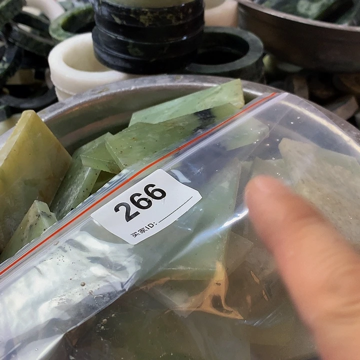 蛇纹石玉未镶嵌珠宝半成品?*苄