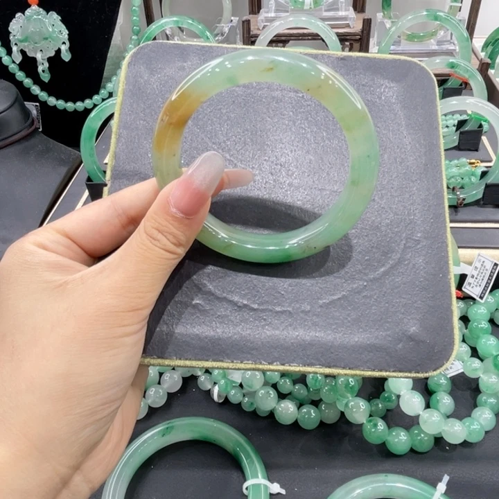 石英质玉（非洲翠）手镯未镶嵌夕*