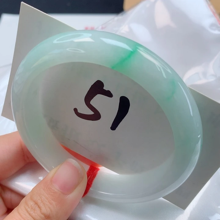 翡翠手镯未镶嵌阳绿色环