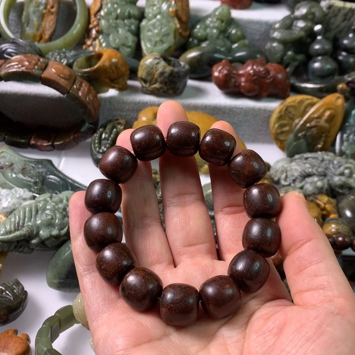 未镶嵌岫岩河磨玉（透闪石质玉）把件