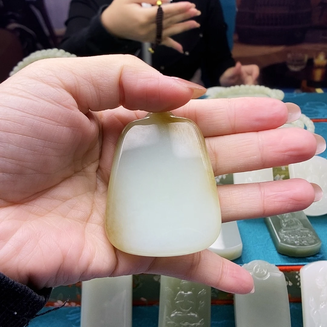 ****渡和田玉未镶嵌颈饰