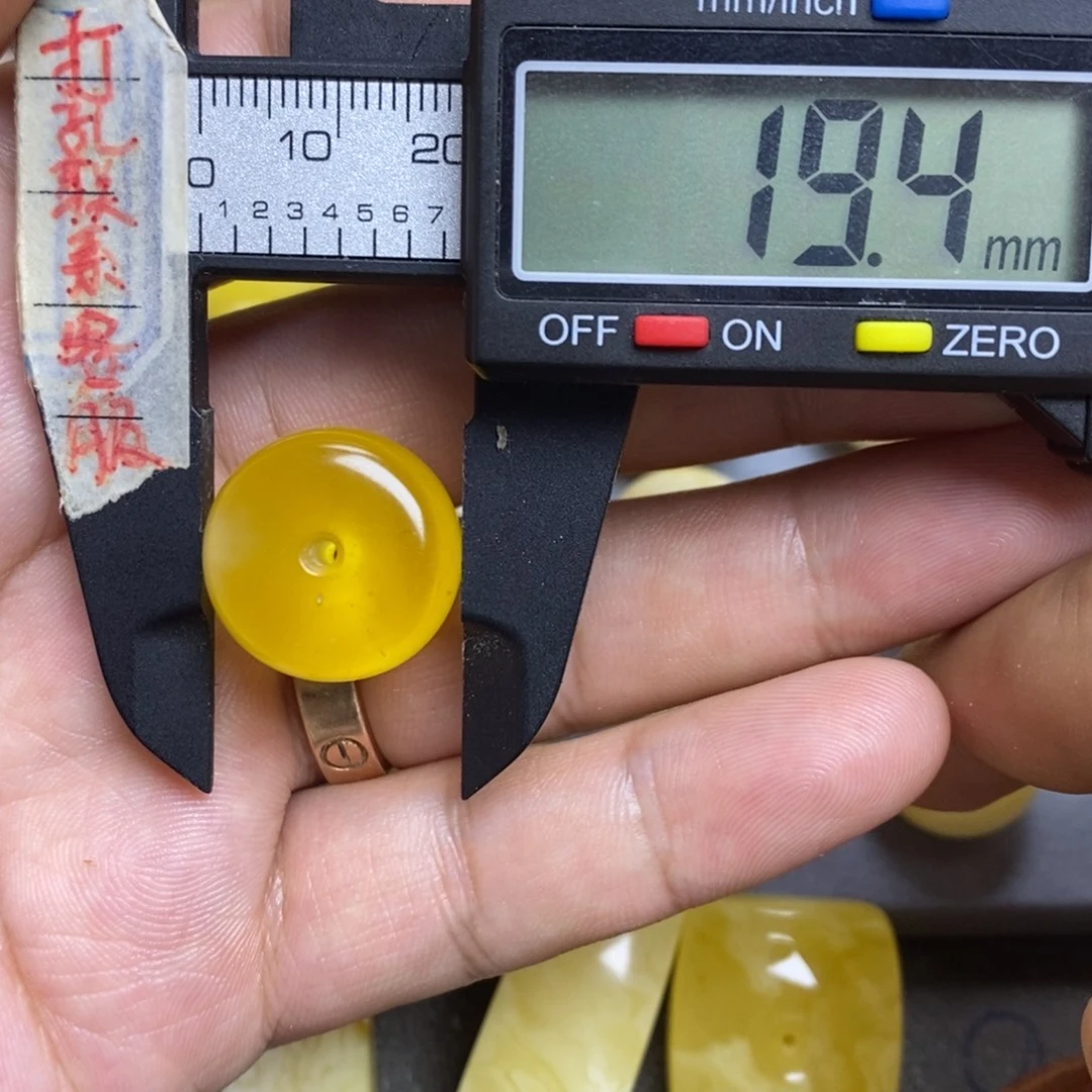 蜜蜡未镶嵌裸石19.4x13.7微瑕墩子