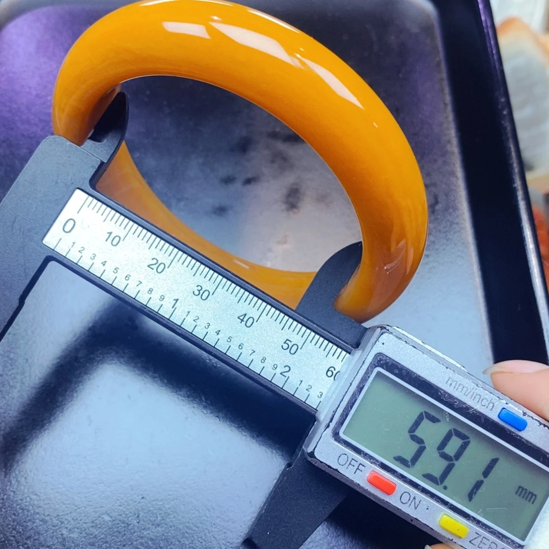 未镶嵌石英质玉（黄龙玉）颈饰