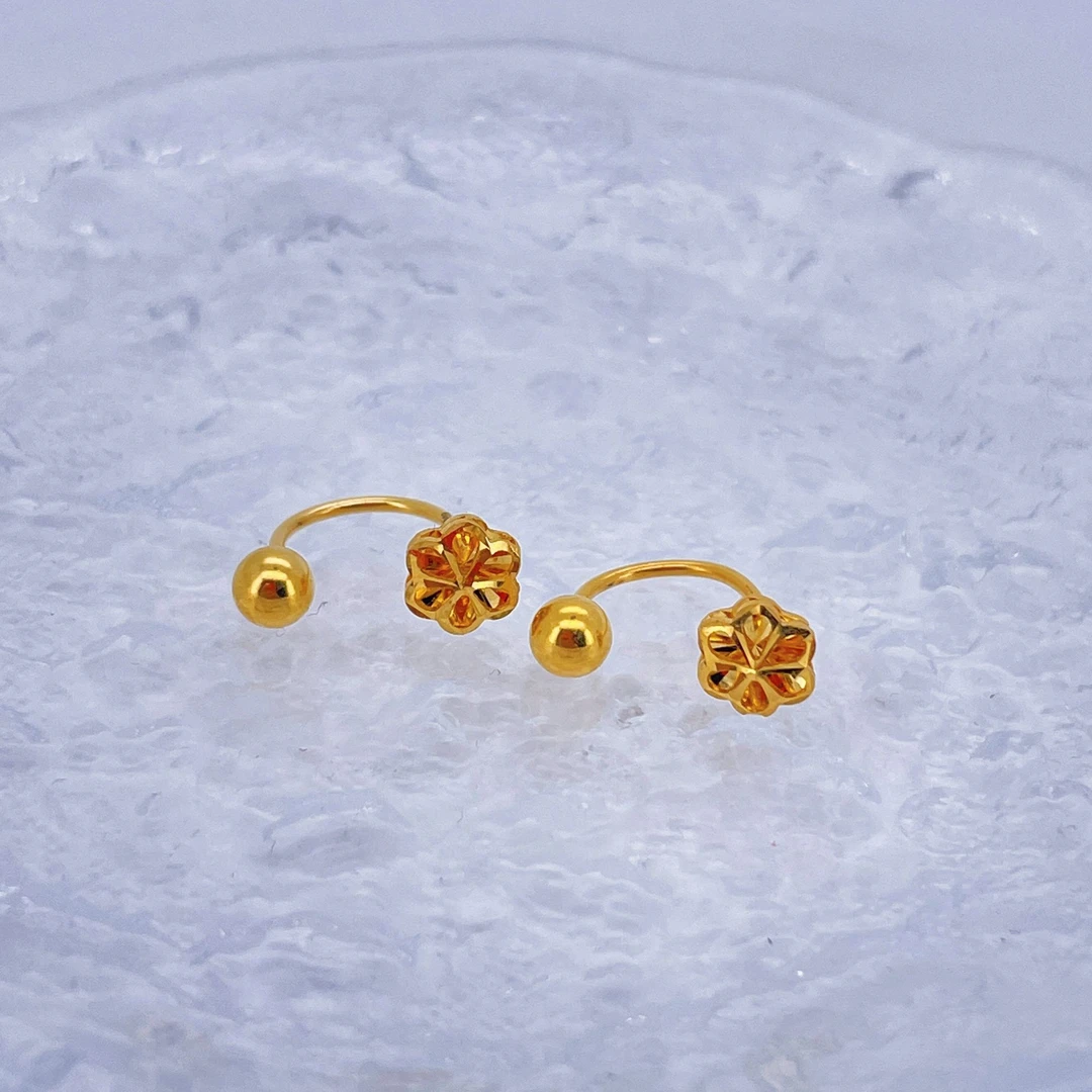 足金999 黄金U型镂空五瓣花金耳钉 1.66 2406014412