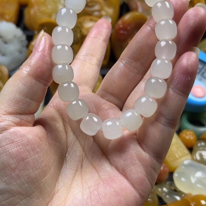 石英质玉未镶嵌颈饰