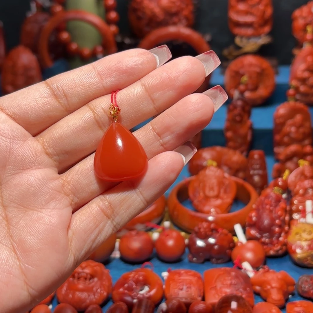 18K金镶嵌雕刻南红玛瑙