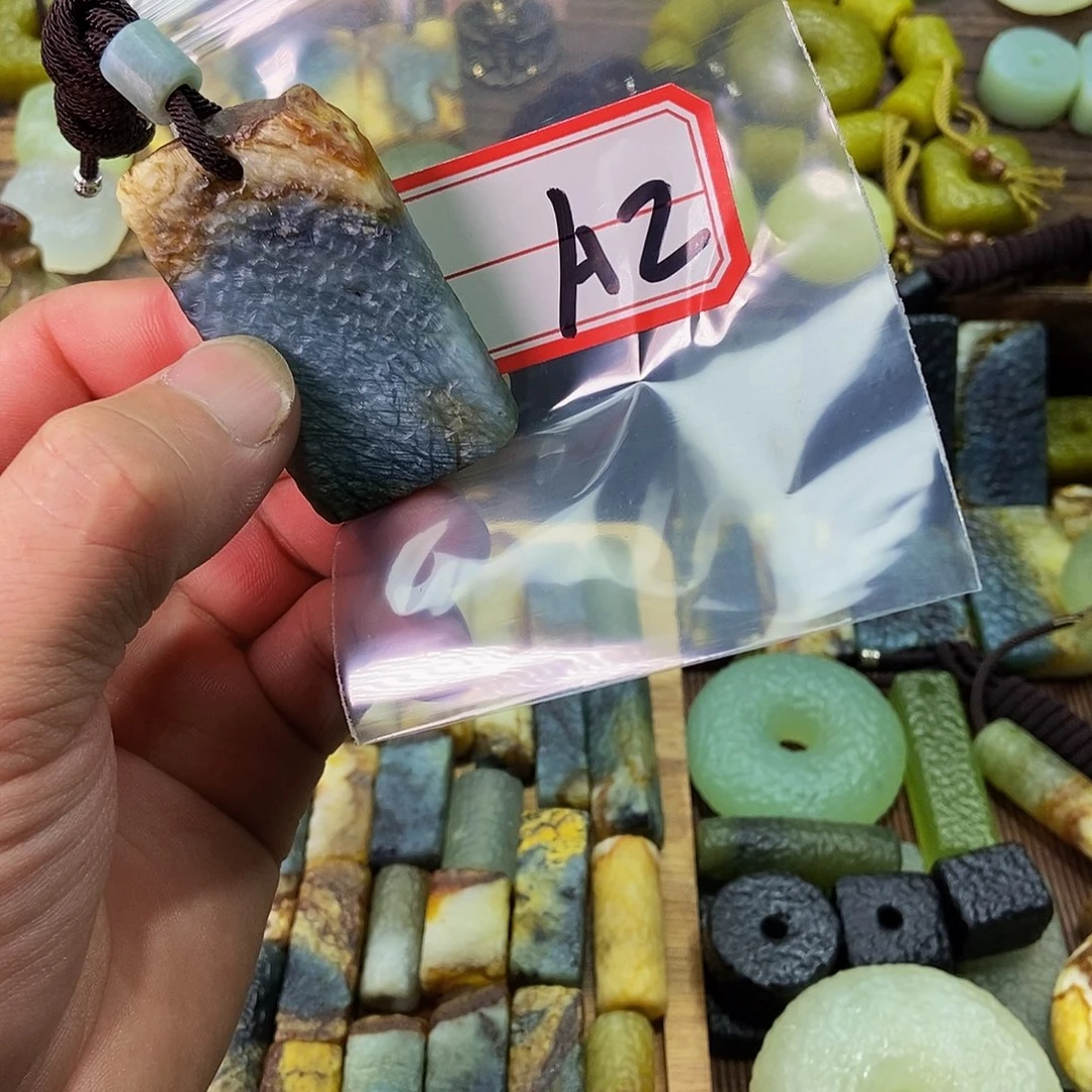 蛇纹石玉未镶嵌挂件张***肉