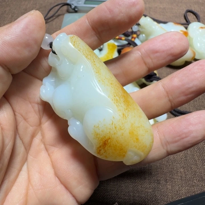 个***和田玉未镶嵌颈饰