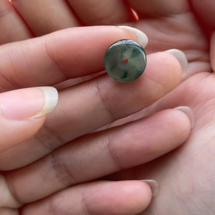 翡翠未镶嵌颈饰不****?小平安扣