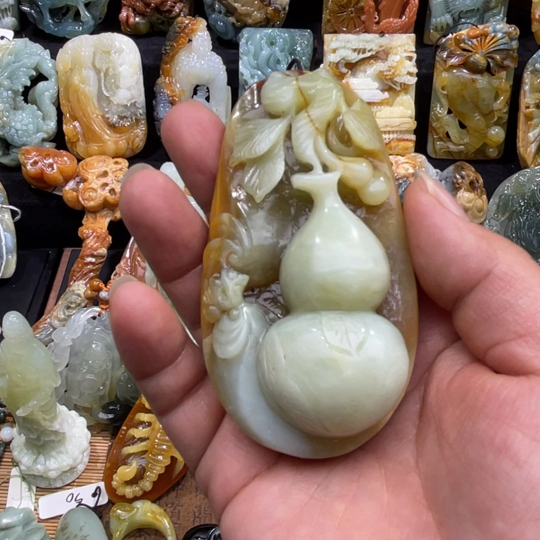 凯***店蛇纹石玉未镶嵌颈饰