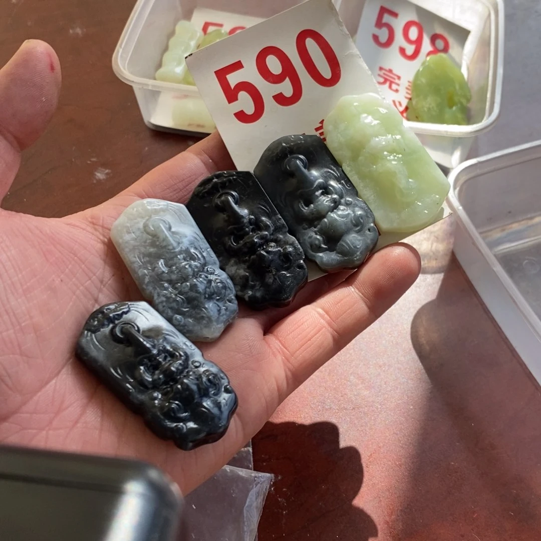 蛇纹石玉未镶嵌挂坠